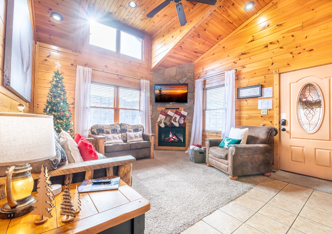 Smoky Diamond Lodge's cozy living area