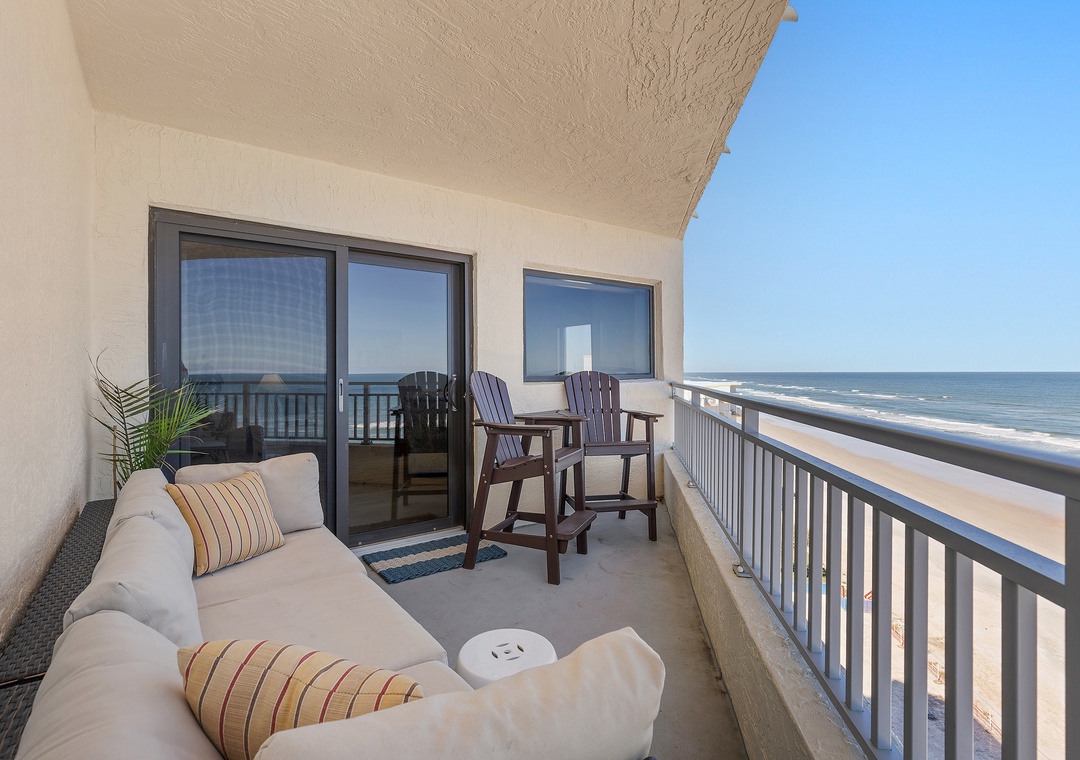 Living room/ dining room balcony