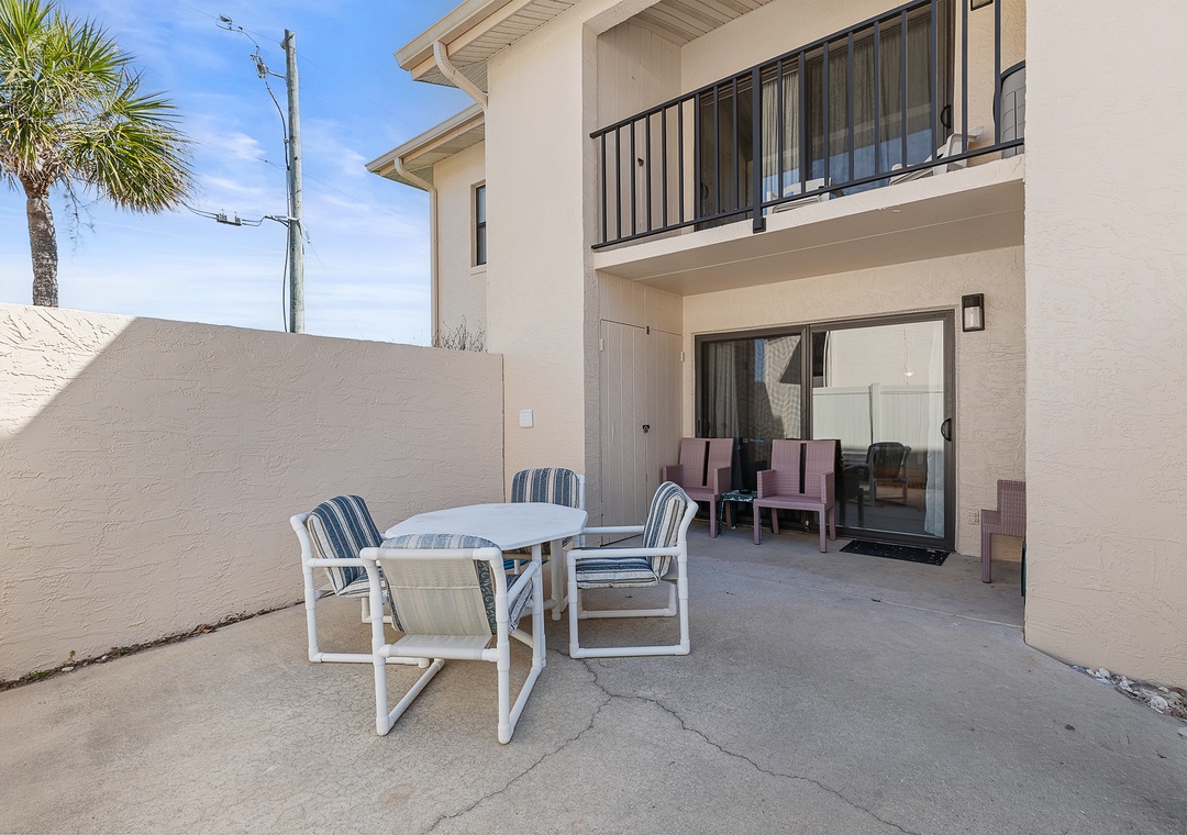 Ground floor fenced-in patio
