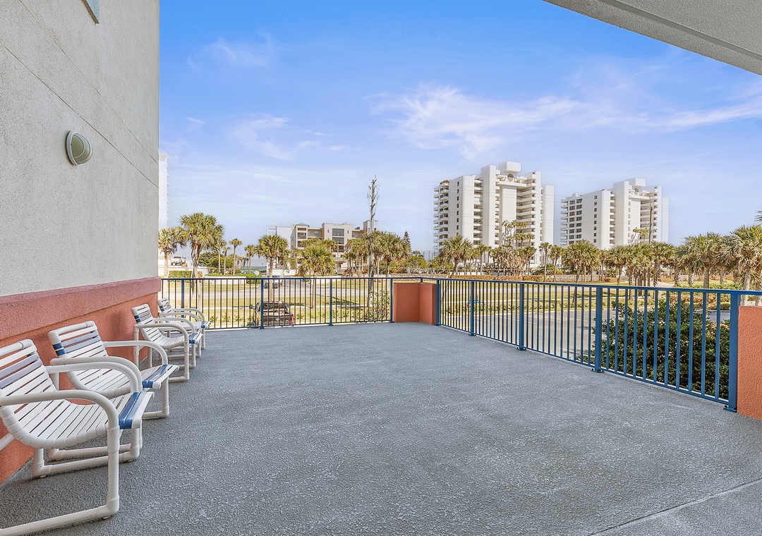 Front balcony with a view to the ocean