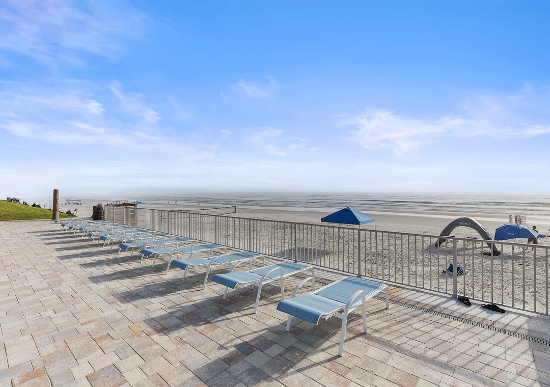 Oceanfront sundeck & direct beach access