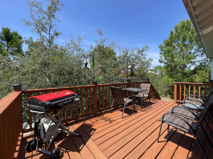 Beautiful un-covered deck