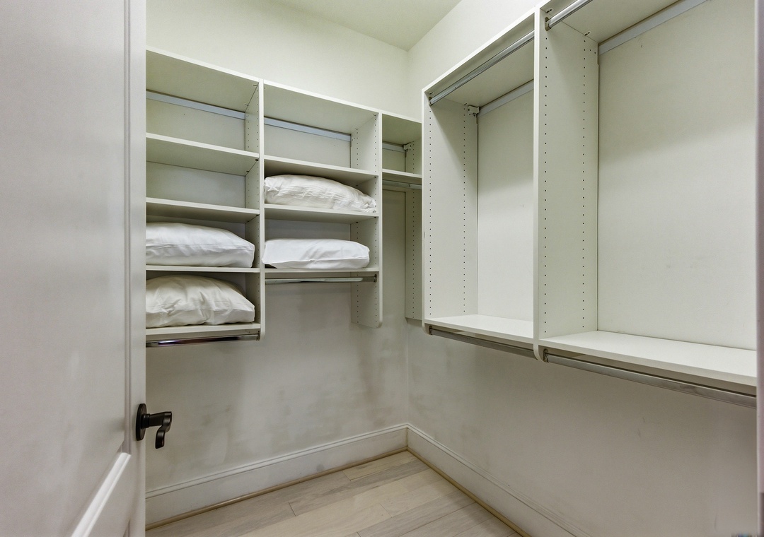 Regal Palms - Closet