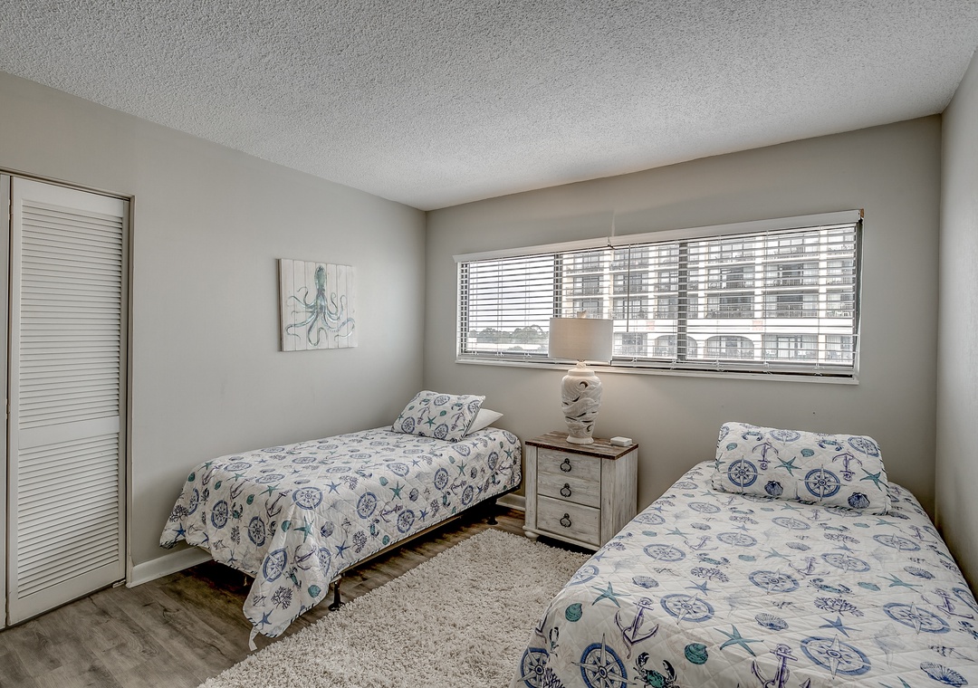 Guest bedroom 2 with two twin beds
