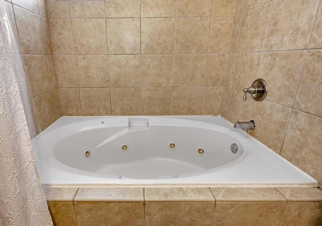Ocean Breeze 2C | Full Bathroom with Jacuzzi Tub