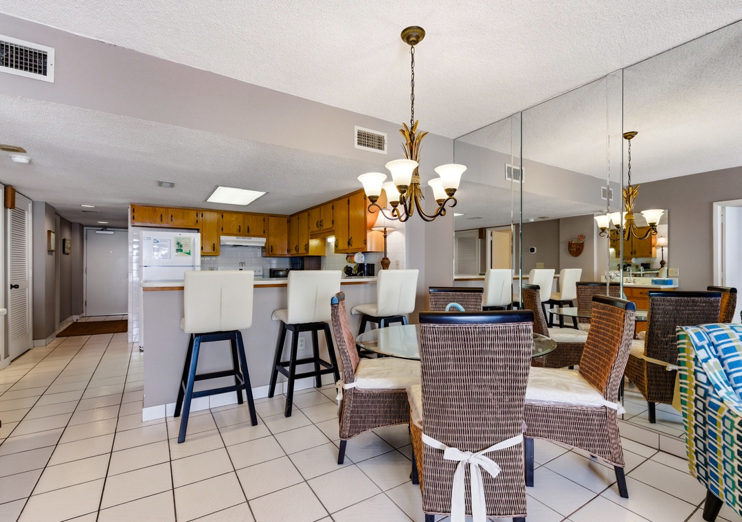 Dining Area & Breakfast Bar