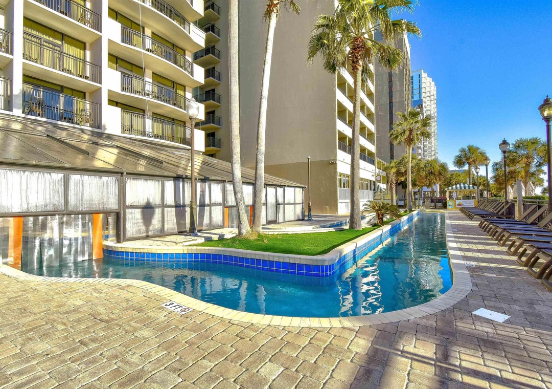 Indoor-outdoor lazy river