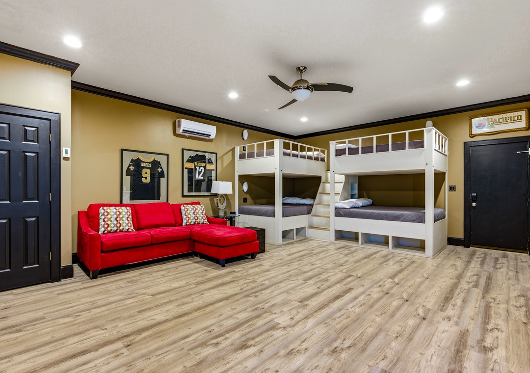 Spare Bedroom with Full sized bunk beds & sofa bed