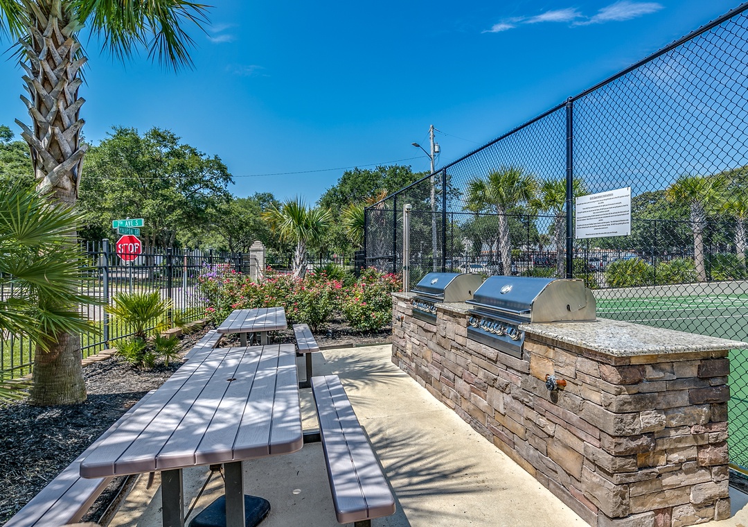 Holiday Towers Community Grill