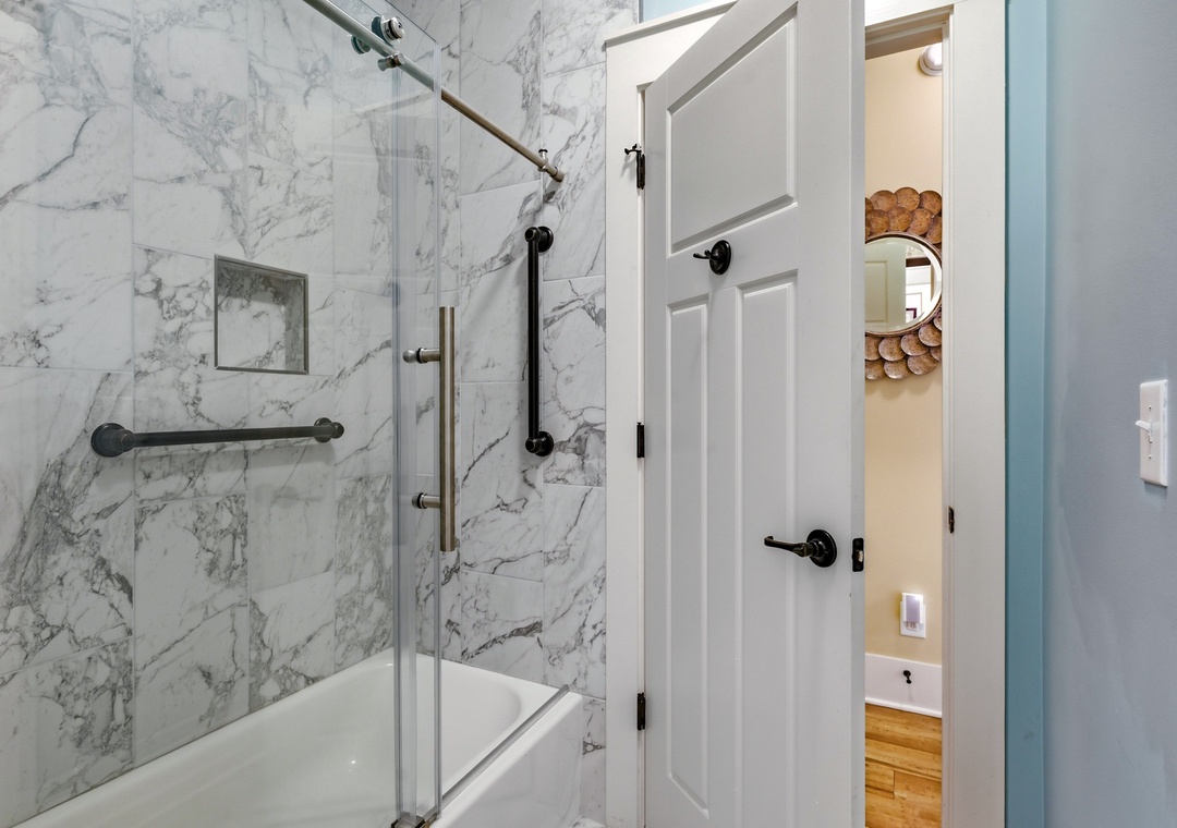 624 Ratoon Lane - Guest Bathroom