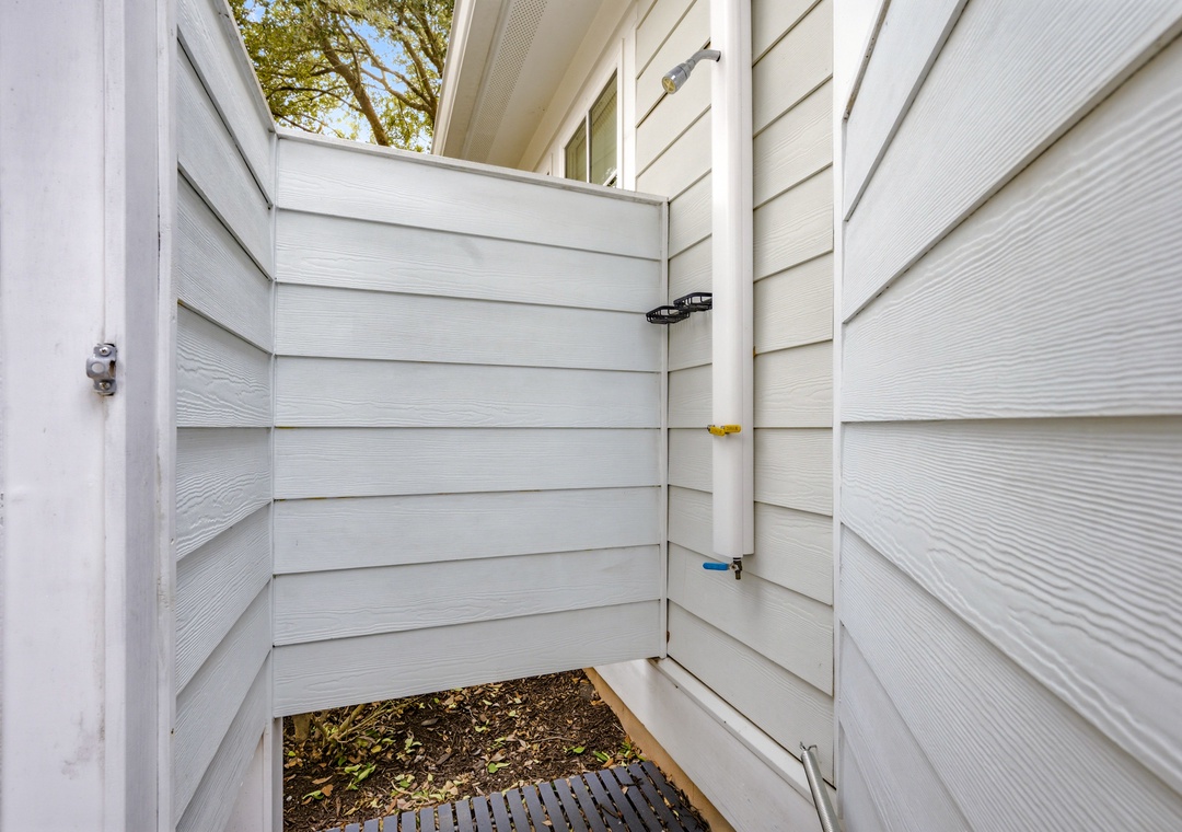 624 Ratoon Lane - Outdoor Shower
