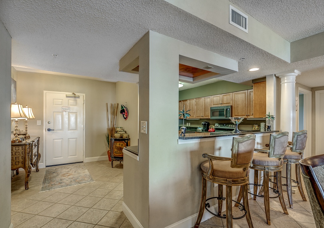 Eat-in kitchen bar seating