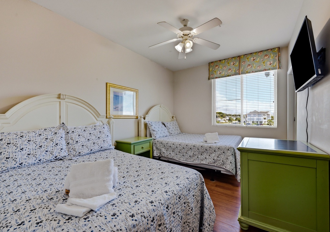 Ocean Breeze 2C | Bedroom with Queen and Full Bed
