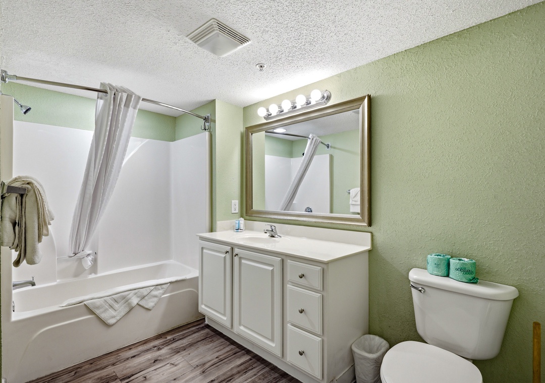 Grand Atlantic 1205 - First Bathroom