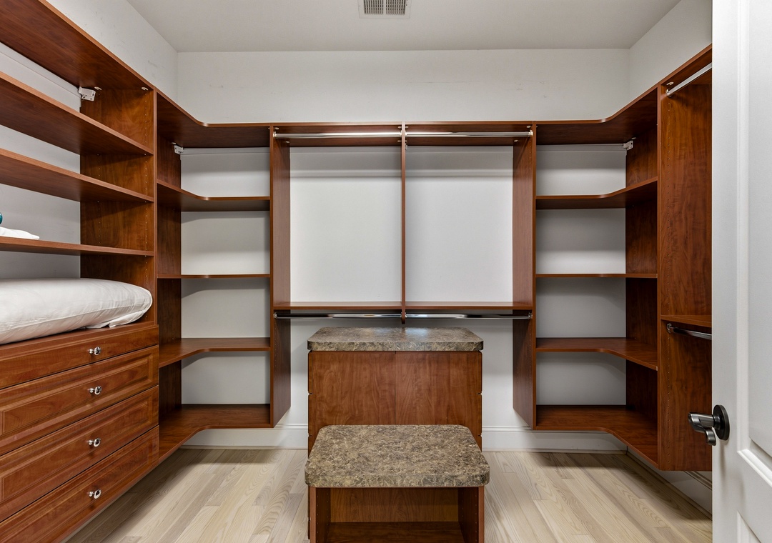 Regal Palms - closet