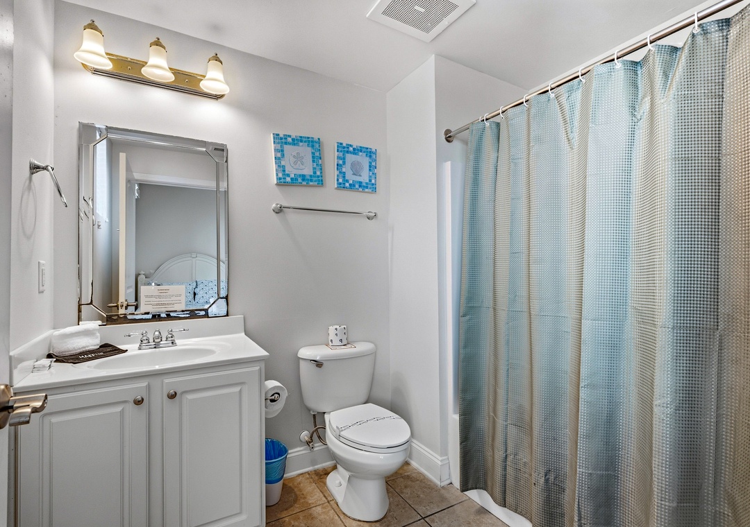 Ocean Breeze 2C | Full Bathroom