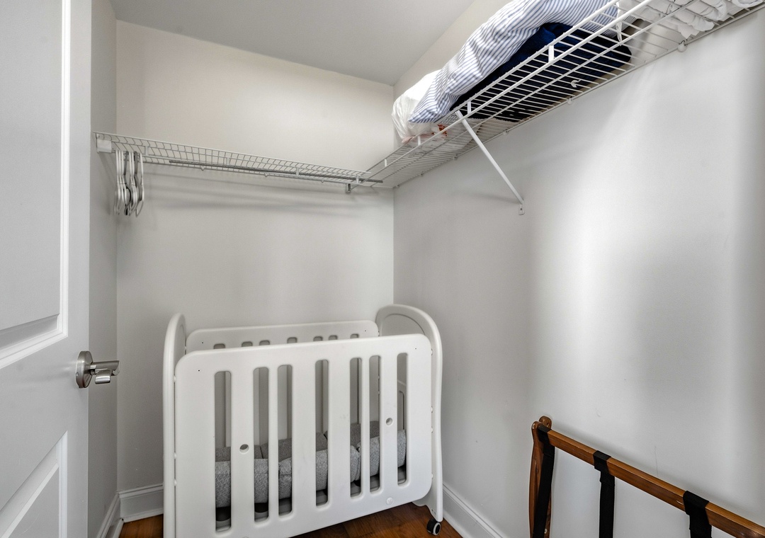 Ocean Breeze 2C | Crib for Guest Use