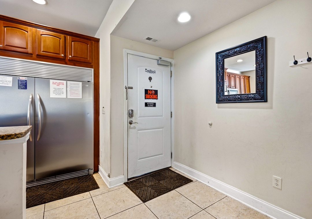 Ocean Breeze 2C | Entryway