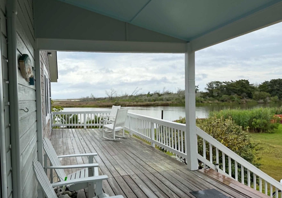 Front Porch WIth Screened Porch Access