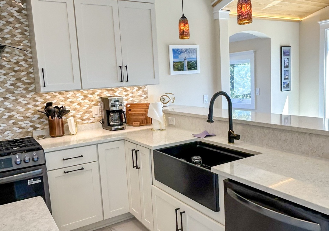 Kitchen (alternate view)