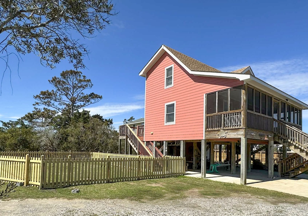 Front of Potter's Place with *NEW Enclosed Yard*