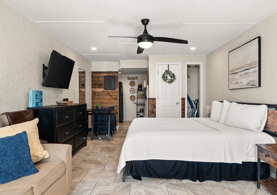 The Ambassador - Unit C5 - Studio King - On Pool Deck | Photo 482