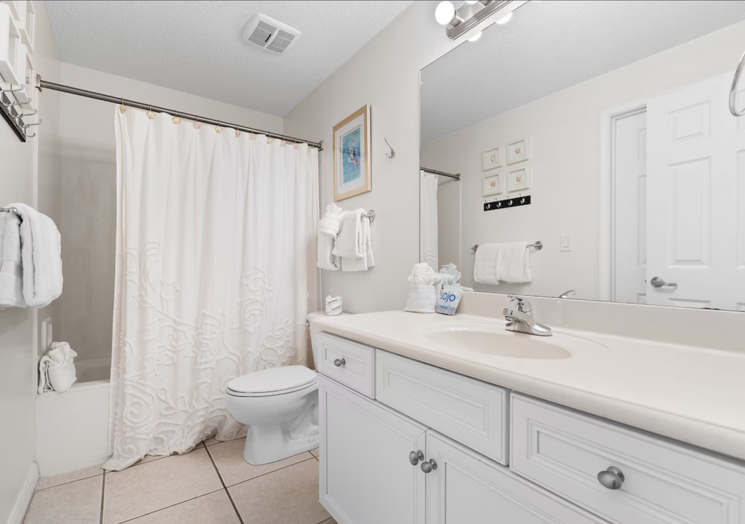 Guest bathroom with shower/tub combo