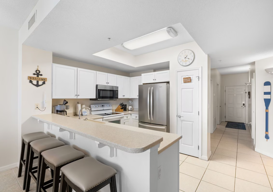 Eat-in kitchen bar seating