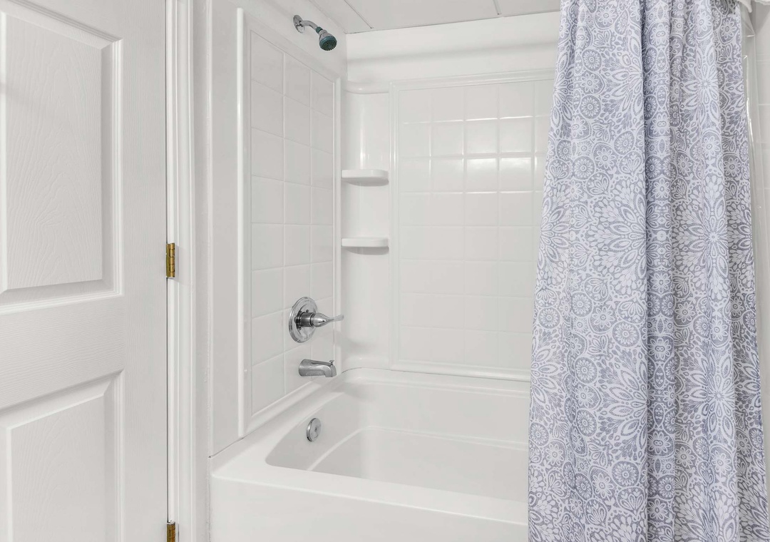 Full bathroom with shower/tub combo