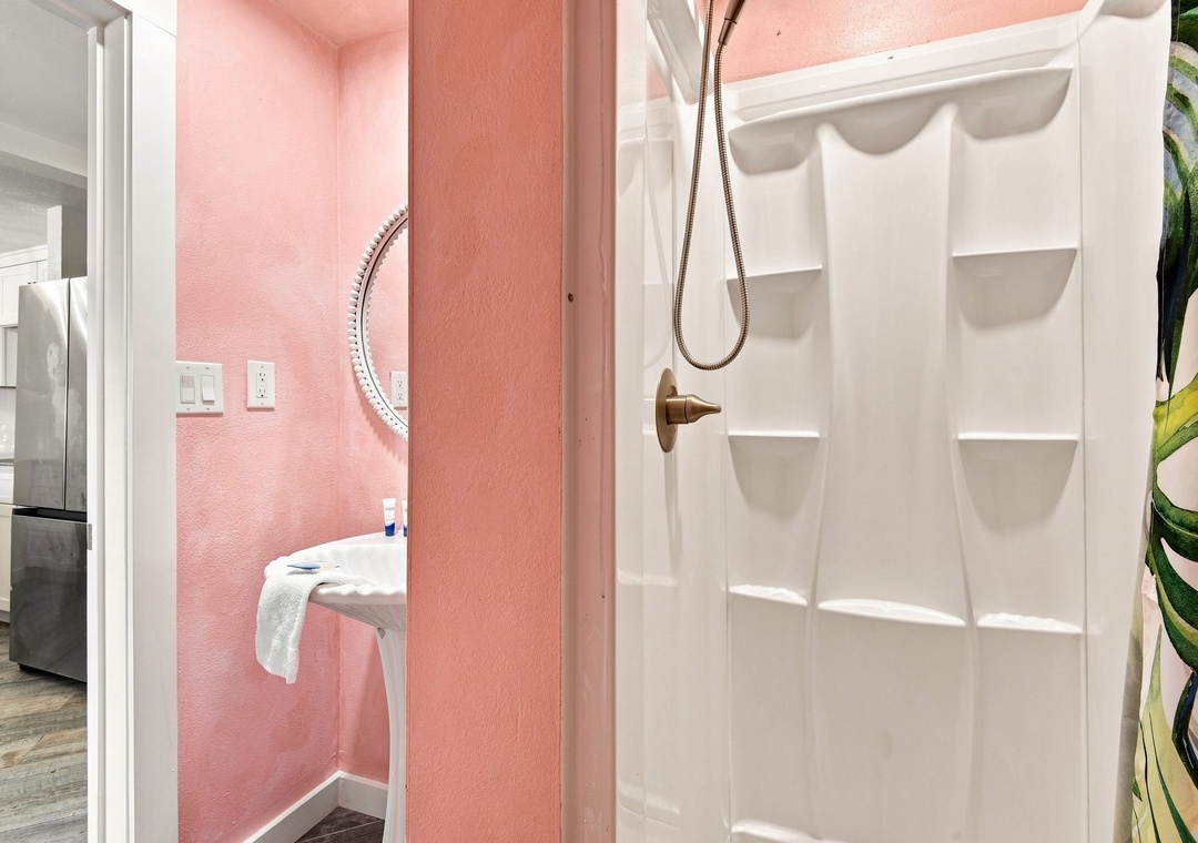 Main floor full bathroom