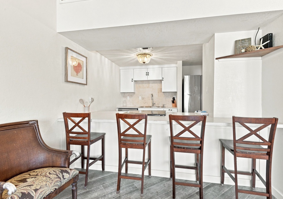 Eat-in kitchen bar seating