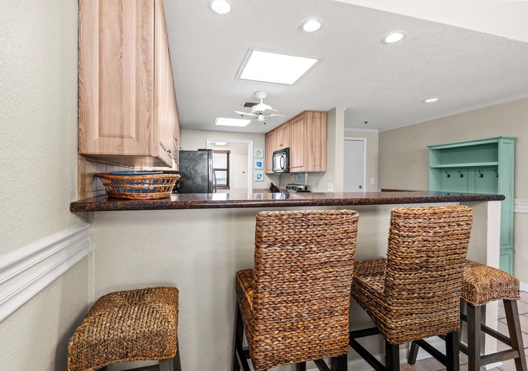 Eat-in kitchen bar seating