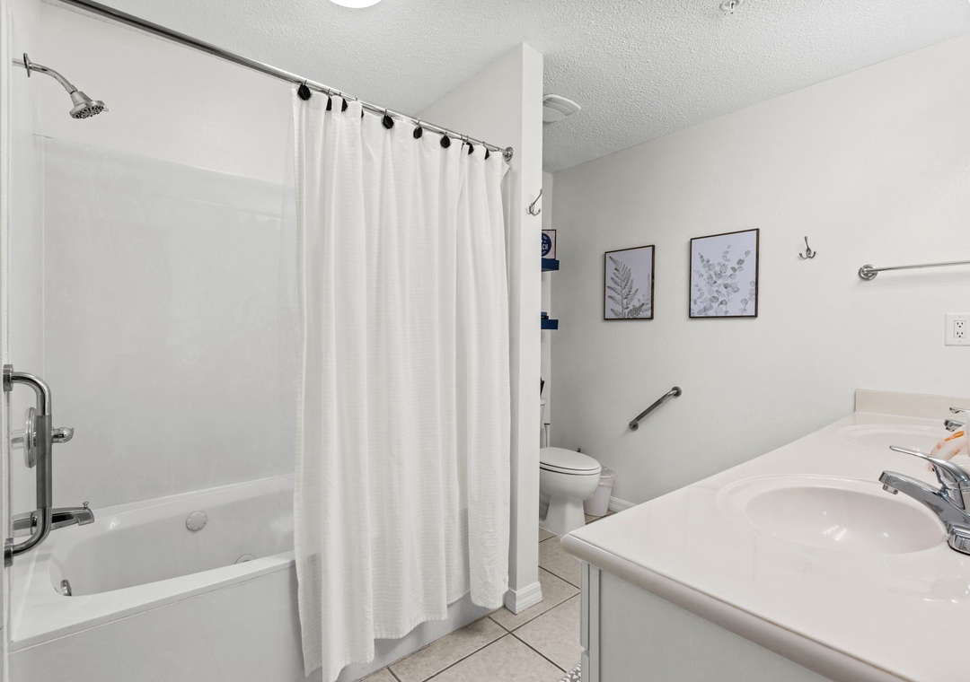 Primary ensuite bathroom with shower/tub combo