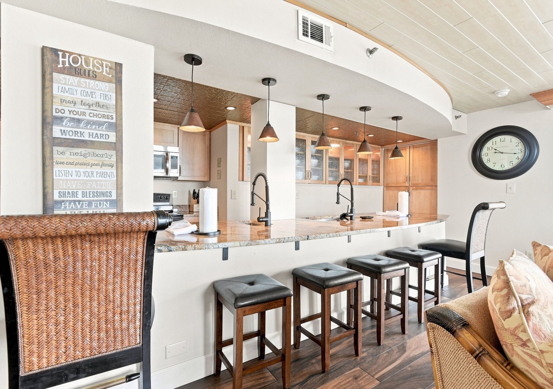 Eat-in kitchen bar seating