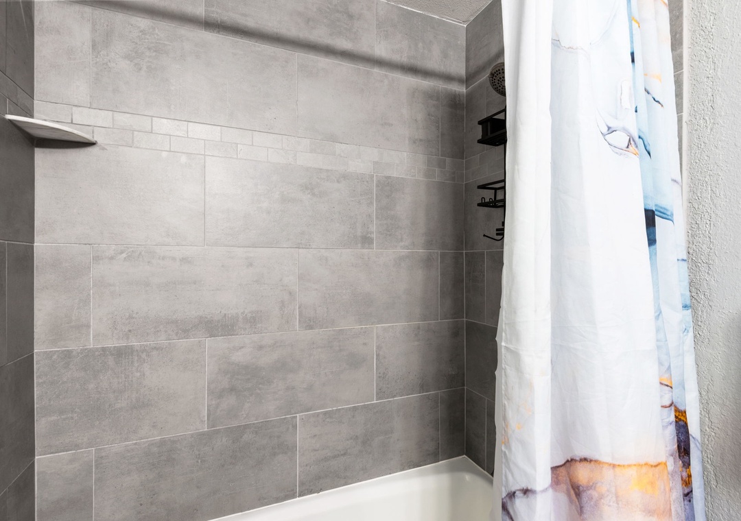 Shower/tub combo in the primary bathroom