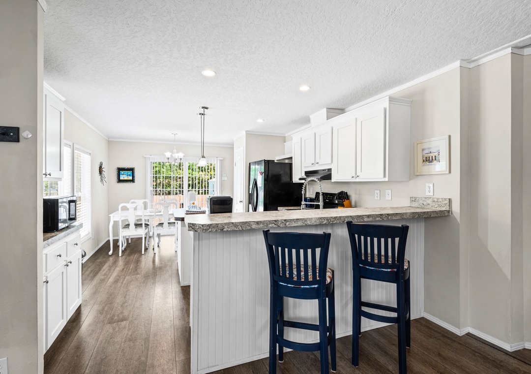 Eat-in kitchen bar seating