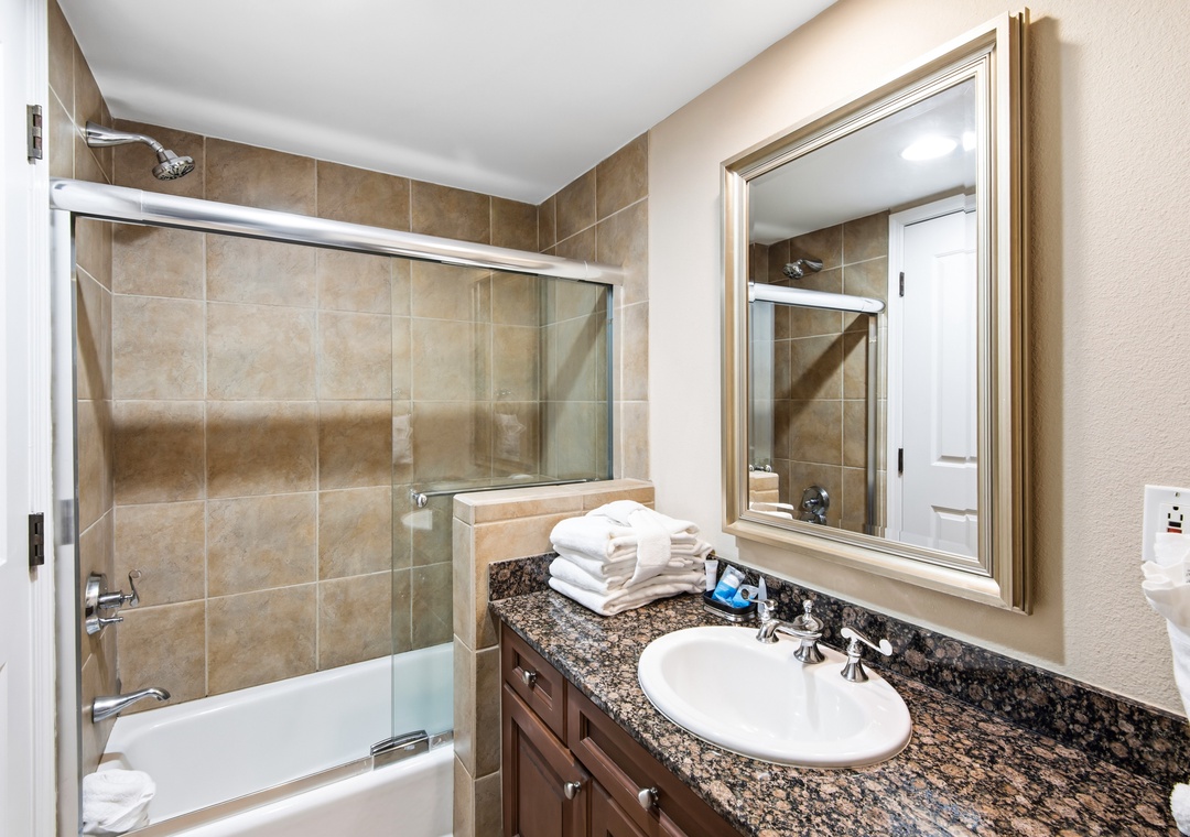 Guest bathroom 2 with shower/tub combo