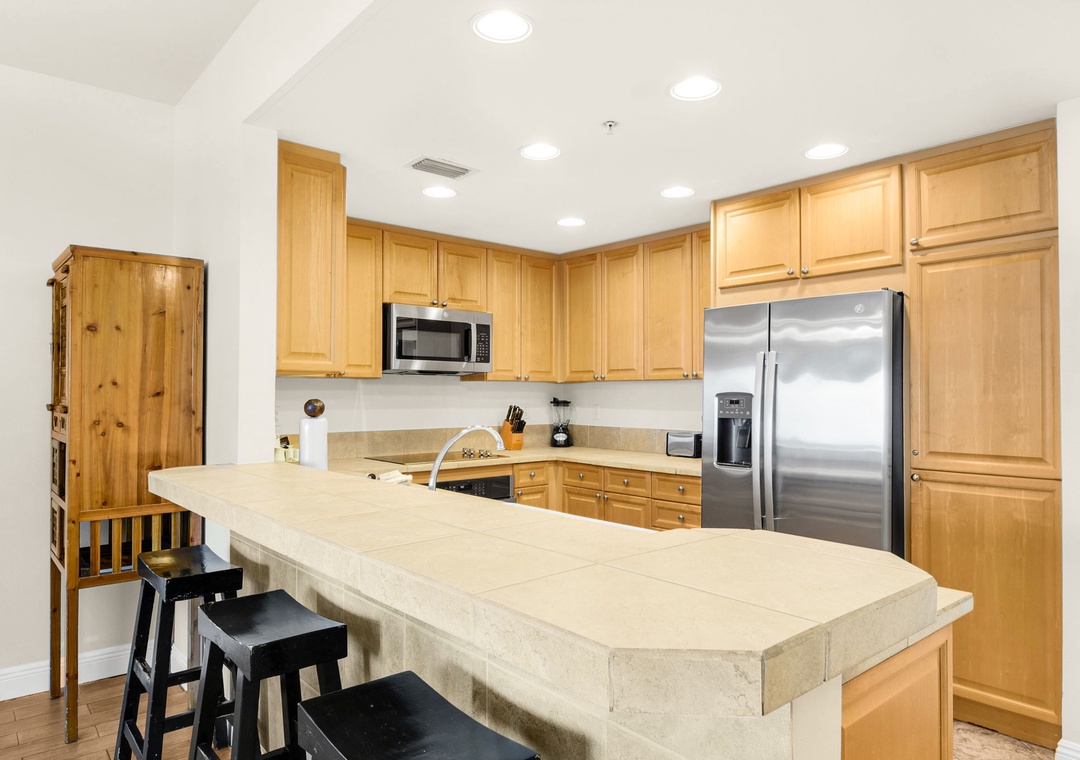 Eat-in kitchen bar seating
