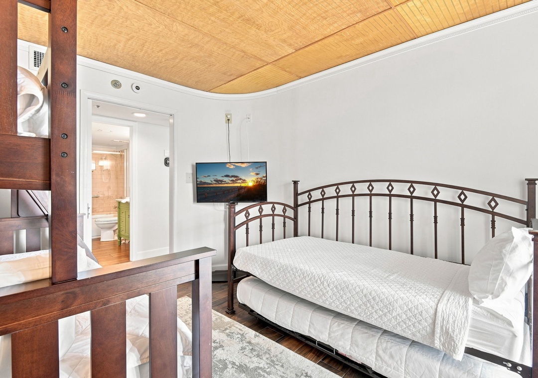 Daybed with trundle in the guest bedroom