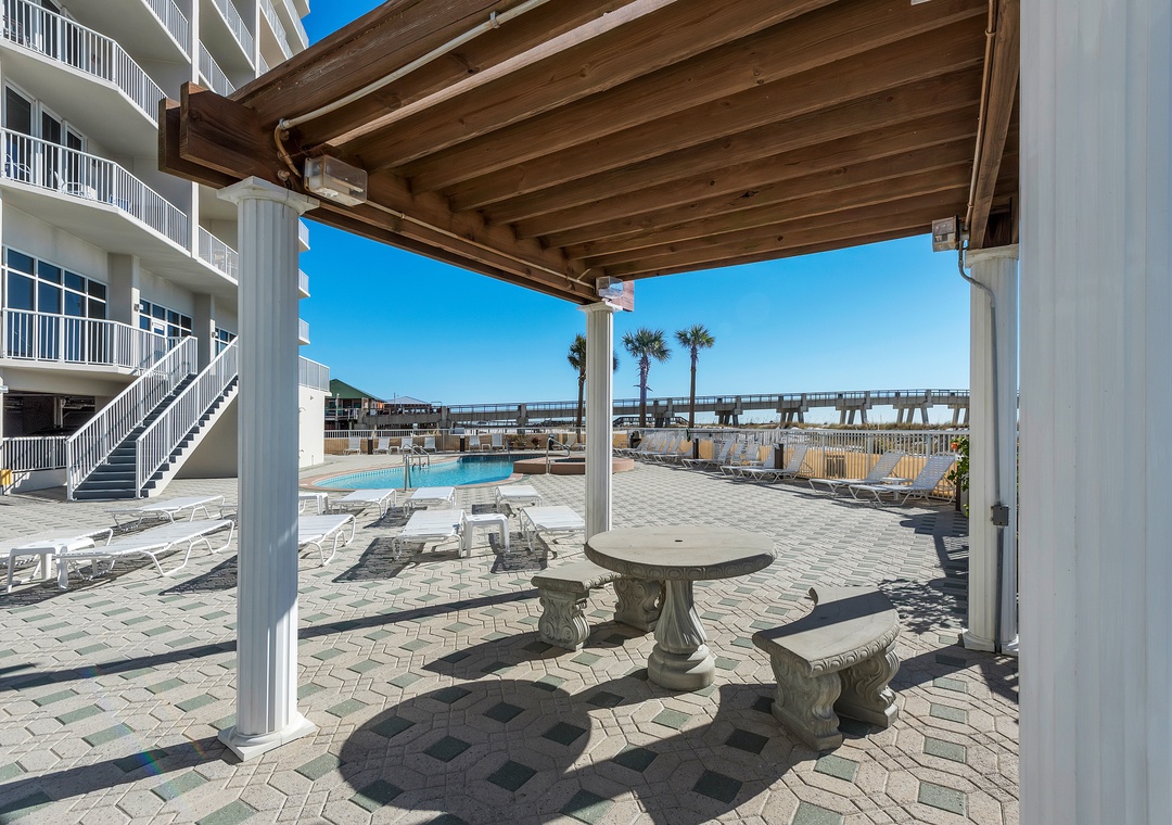 Picnic and grilling area by the pool