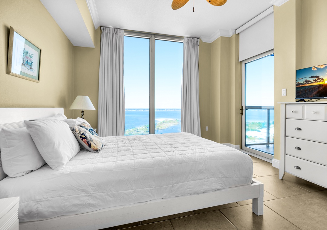 Queen guest bedroom with balcony access