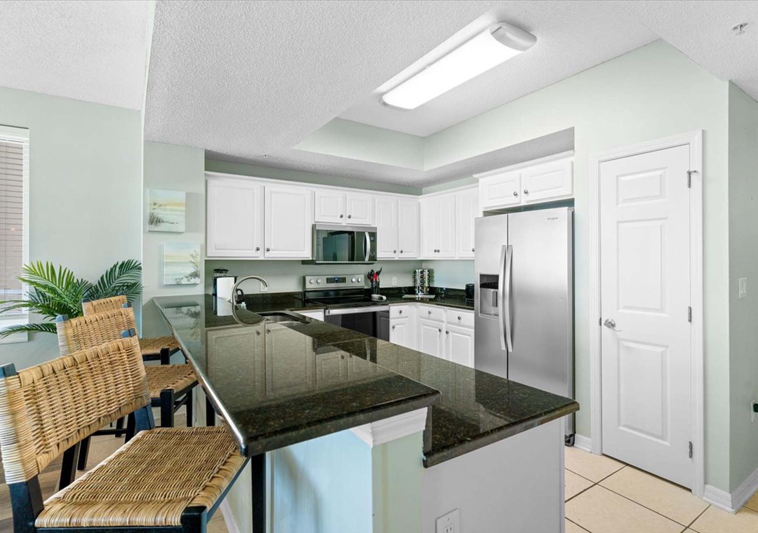 Eat-in kitchen bar seating