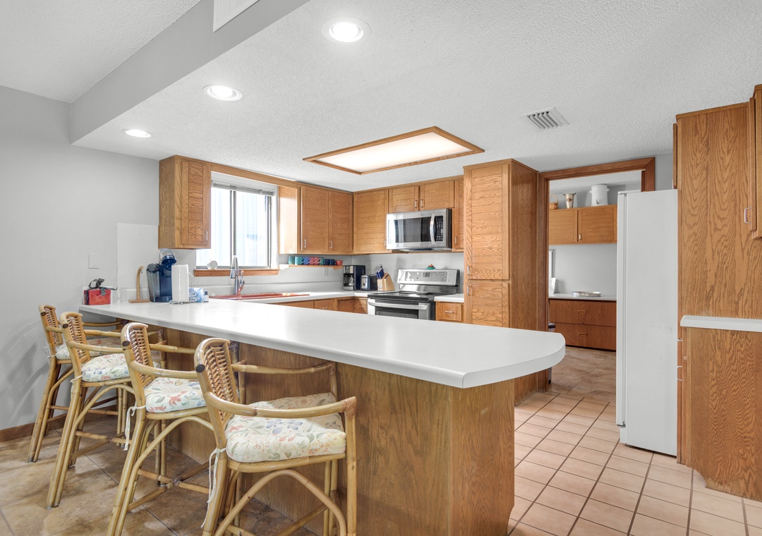 Eat-in kitchen bar seating