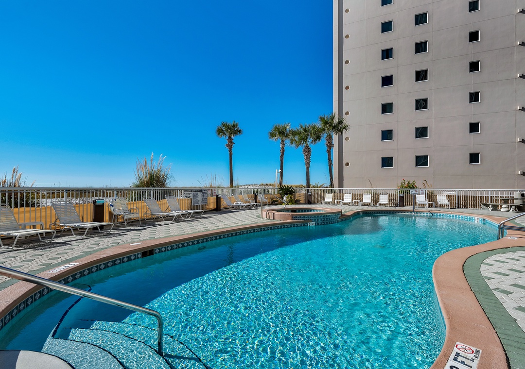 Summerwind Center outdoor pool