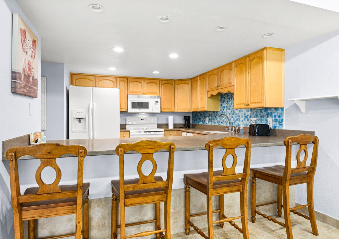 Eat-in kitchen bar seating