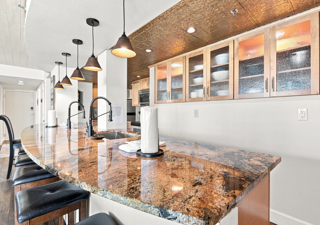 Large eat-in kitchen bar