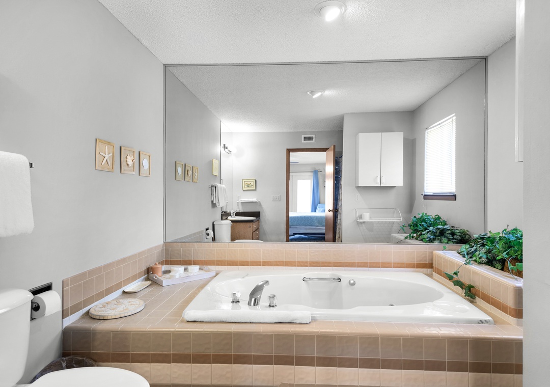 Jetted tub in the main floor primary suite