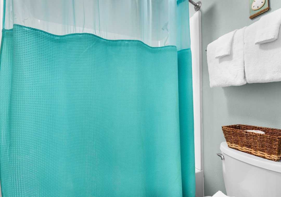 Shower/tub combo in the primary bathroom