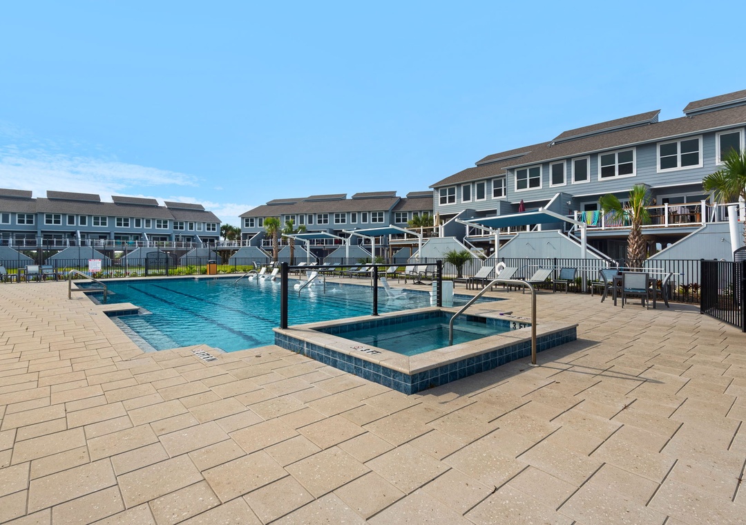 San De Luna outdoor pool and hot tub