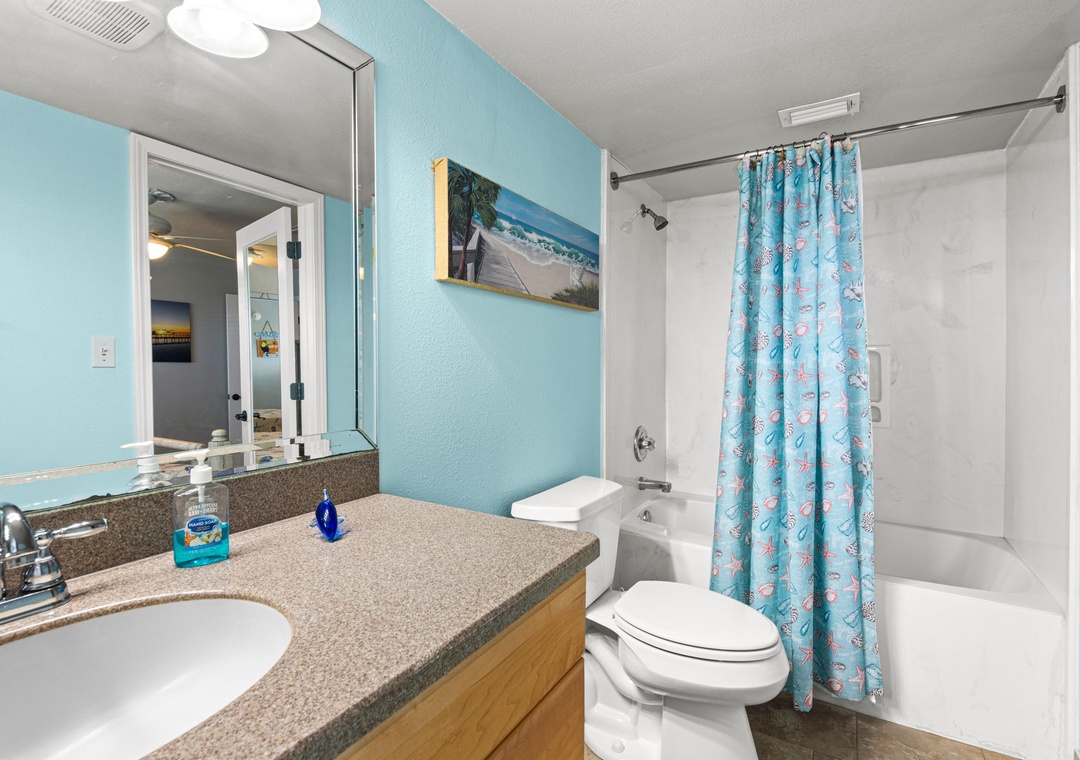 Primary ensuite bathroom with shower/tub combo